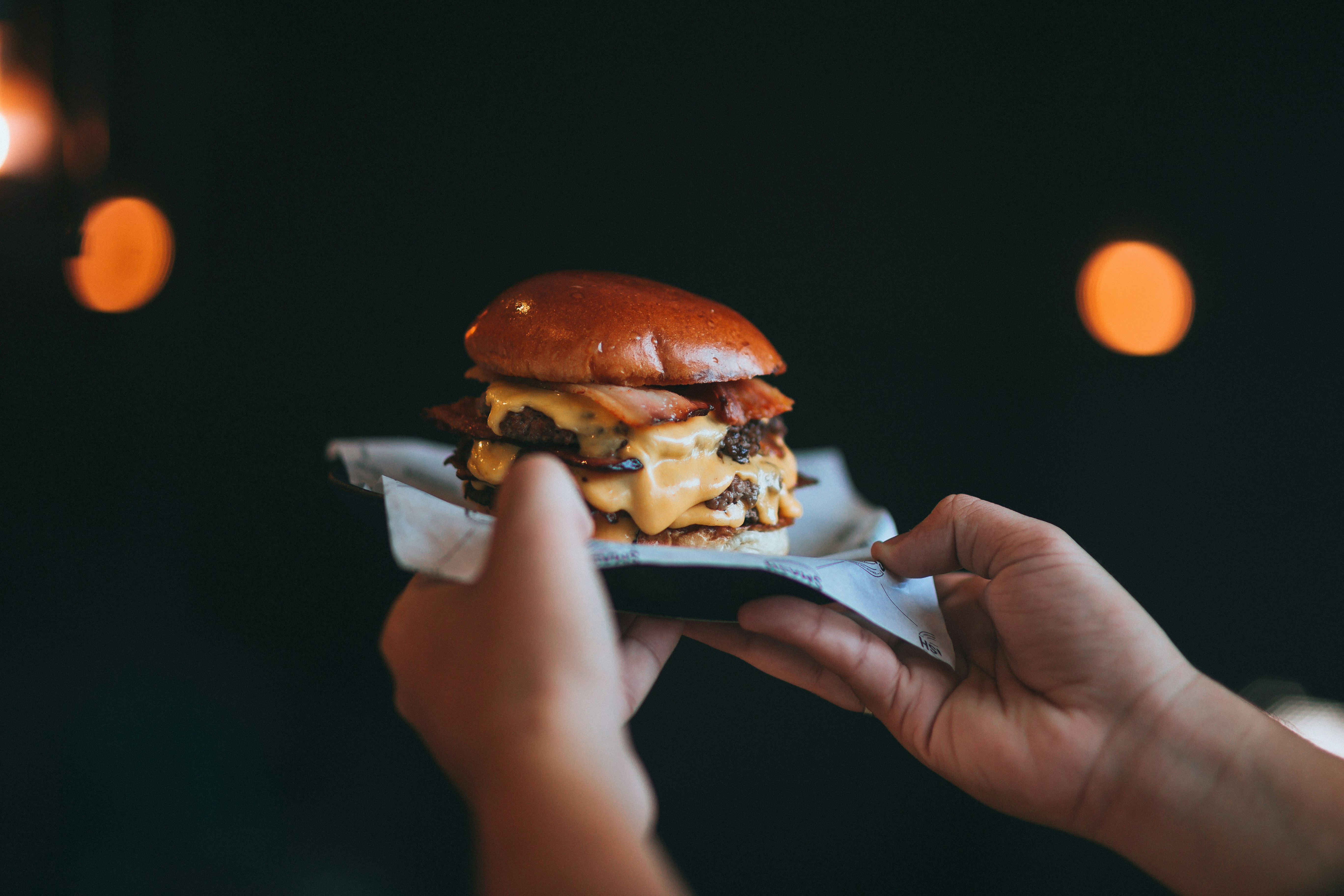 burger with lettuce and tomato